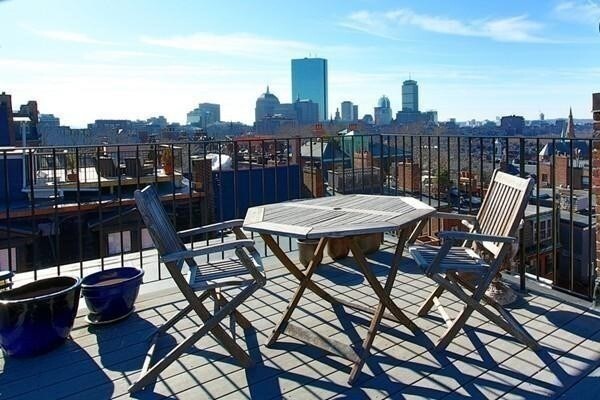 104 Myrtle St, Unit 2 in Boston, MA - Building Photo