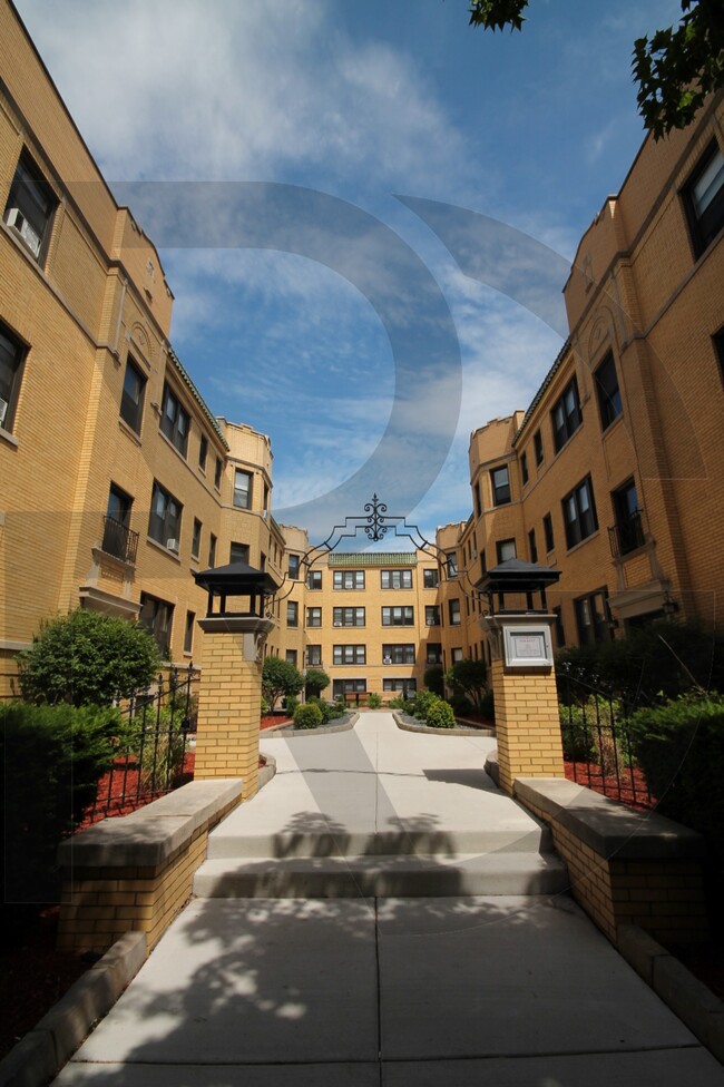 2317 N Rockwell St, Unit 2317-A2 in Chicago, IL - Foto de edificio - Building Photo