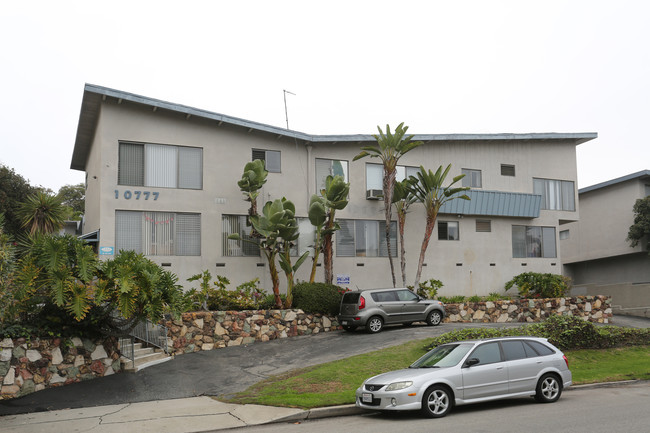 Tropicana Apartments in Los Angeles, CA - Building Photo - Building Photo