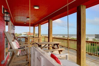 994 Dolly St in Port Bolivar, TX - Building Photo - Building Photo