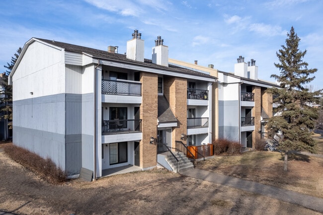Hermitage Village Apartments in Edmonton, AB - Building Photo - Building Photo