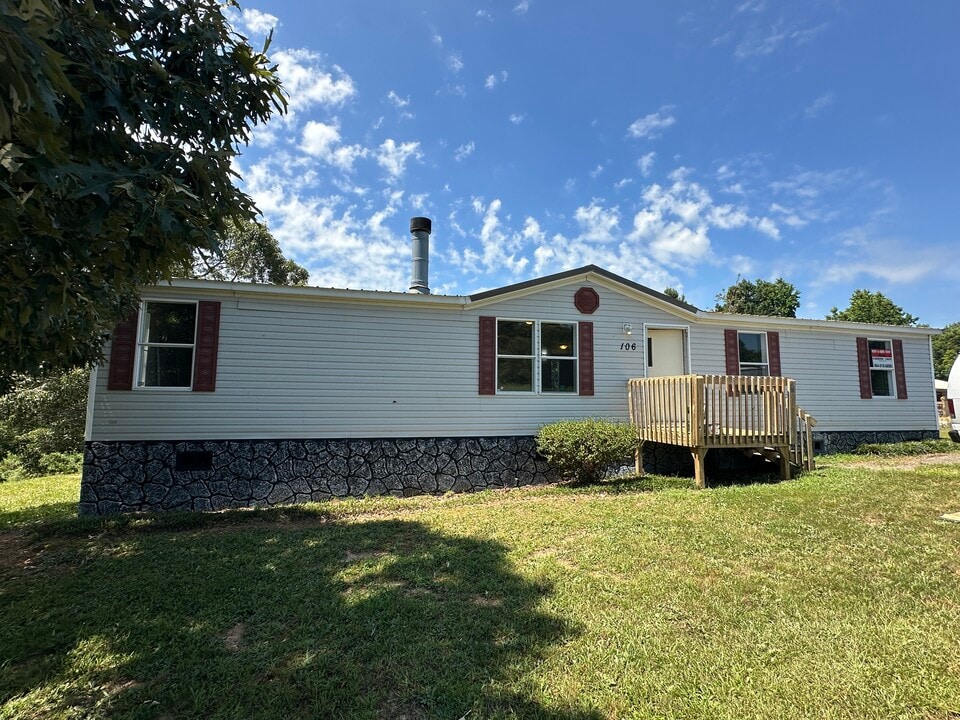 106 Crappie Dr in Williamston, SC - Building Photo