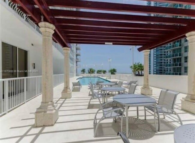 1200 Brickell Bay Dr, Unit 3318 in Miami, FL - Foto de edificio - Building Photo