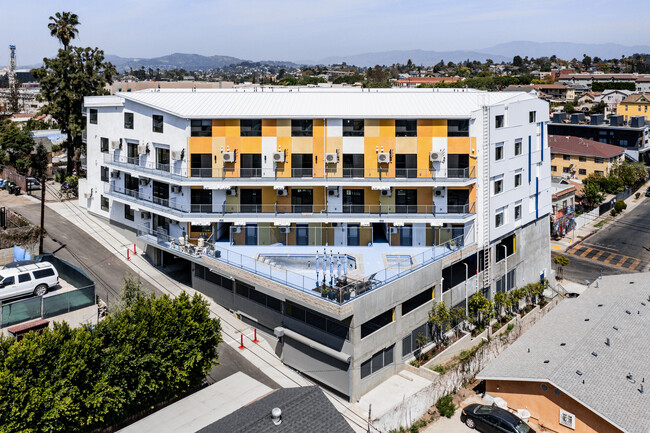 Canyon Apartments in Los Angeles, CA - Foto de edificio - Building Photo