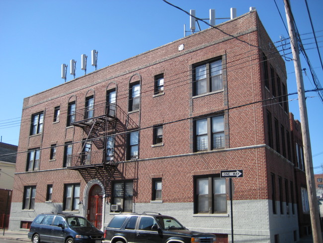 35-06 97th St in Flushing, NY - Foto de edificio - Building Photo