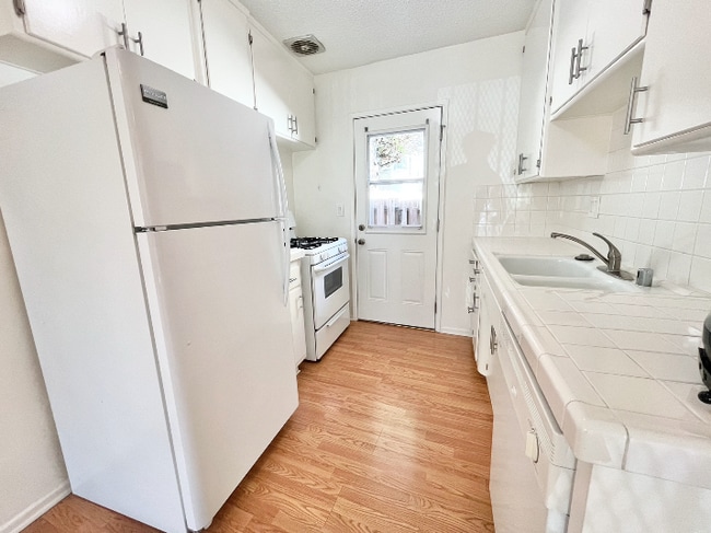 1830 N La Brea Ave in Los Angeles, CA - Building Photo - Building Photo
