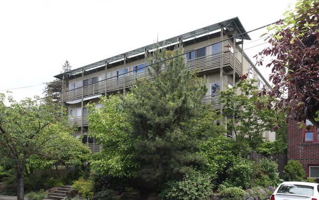 The Phillips Apartment in Seattle, WA - Building Photo - Building Photo