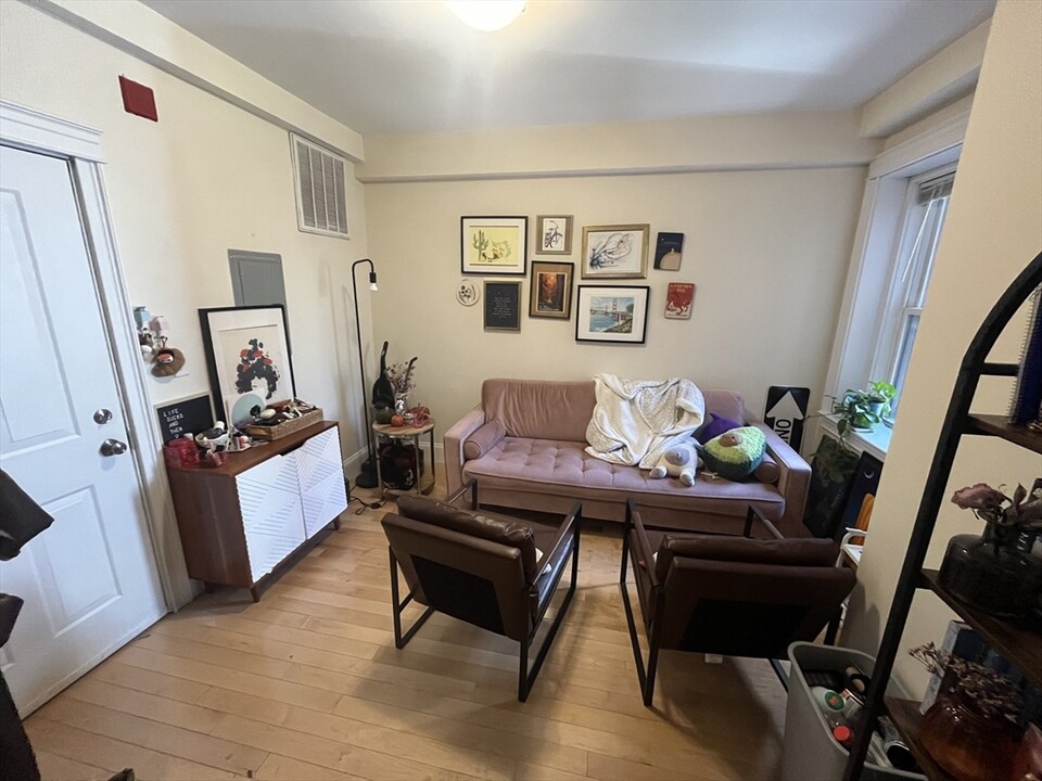 69 Lubec St, Unit #2R in Boston, MA - Foto de edificio
