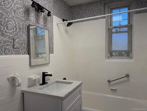 12 Hamilton Pl in Garden City, NY - Building Photo - Building Photo