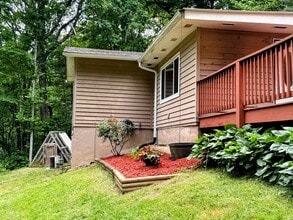128 Woodland Hills Dr in Franklin, NC - Building Photo - Building Photo