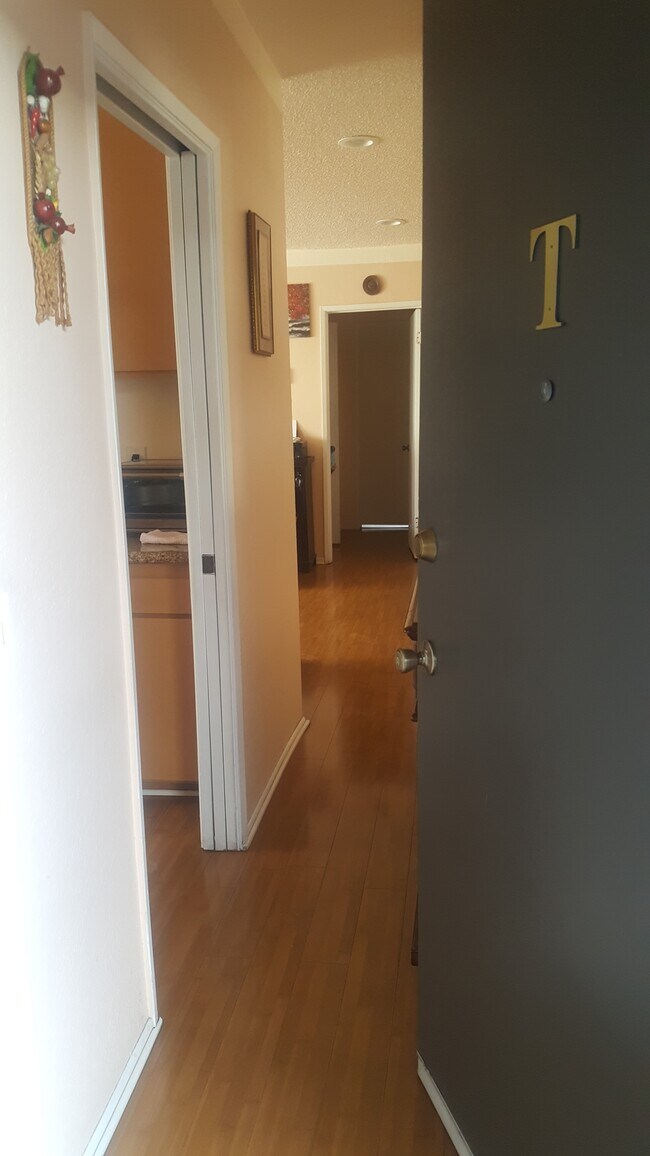 240 W Verdugo Ave, Unit T in Burbank, CA - Building Photo - Building Photo