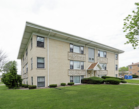 96 E Blecke Ave in Addison, IL - Foto de edificio - Building Photo