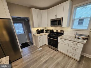 404 W Wayne Ave in Wayne, PA - Building Photo - Building Photo