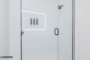 2623 Keene St, Unit 425 in Houston, TX - Building Photo