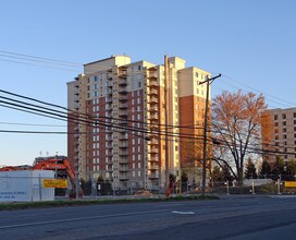 Wilton House in Fairfax, VA - Foto de edificio - Building Photo