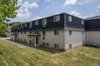 Lake Cable Village Apartments in Canton, OH - Building Photo - Building Photo