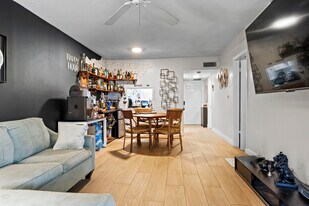 899 SE 2nd Ave in Deerfield Beach, FL - Building Photo
