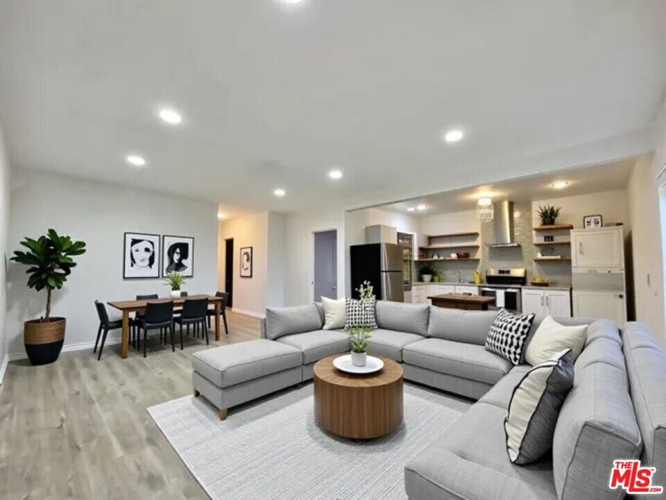 1217 N Virgil Ave in Los Angeles, CA - Foto de edificio