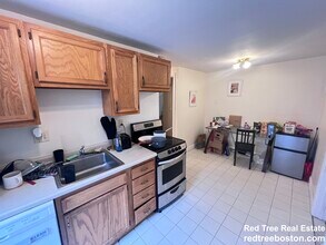 216 Freeman St, Unit 2 in Brookline, MA - Foto de edificio - Building Photo