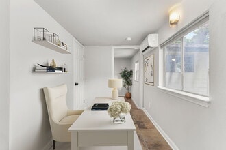 815 Gunter St, Unit B in Austin, TX - Foto de edificio - Building Photo