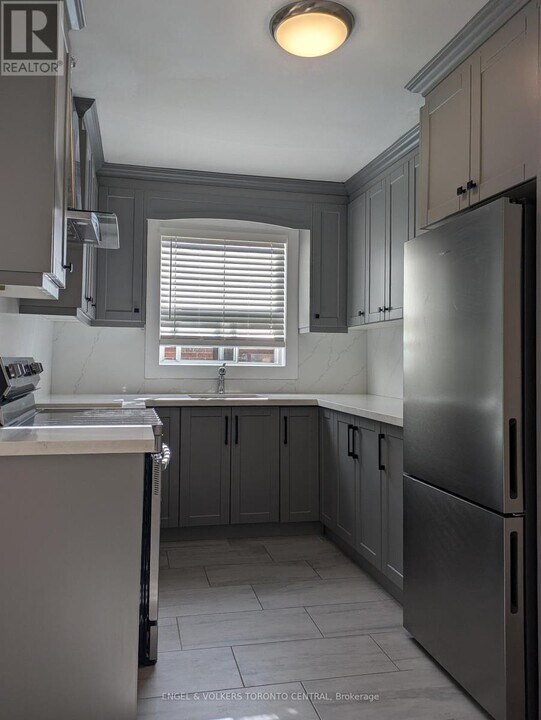 20-20 Norris Crescent in Toronto, ON - Building Photo