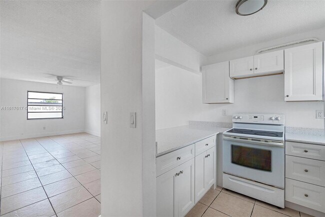 405 W 11th St in Hialeah, FL - Building Photo - Building Photo