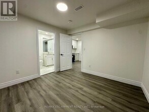 21 Thames Wy in Hamilton, ON - Building Photo - Building Photo