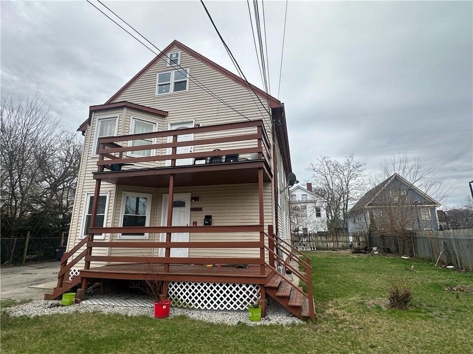 358 Willard Ave in Providence, RI - Foto de edificio