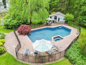 7 White Oak Ln in Weston, CT - Building Photo - Building Photo