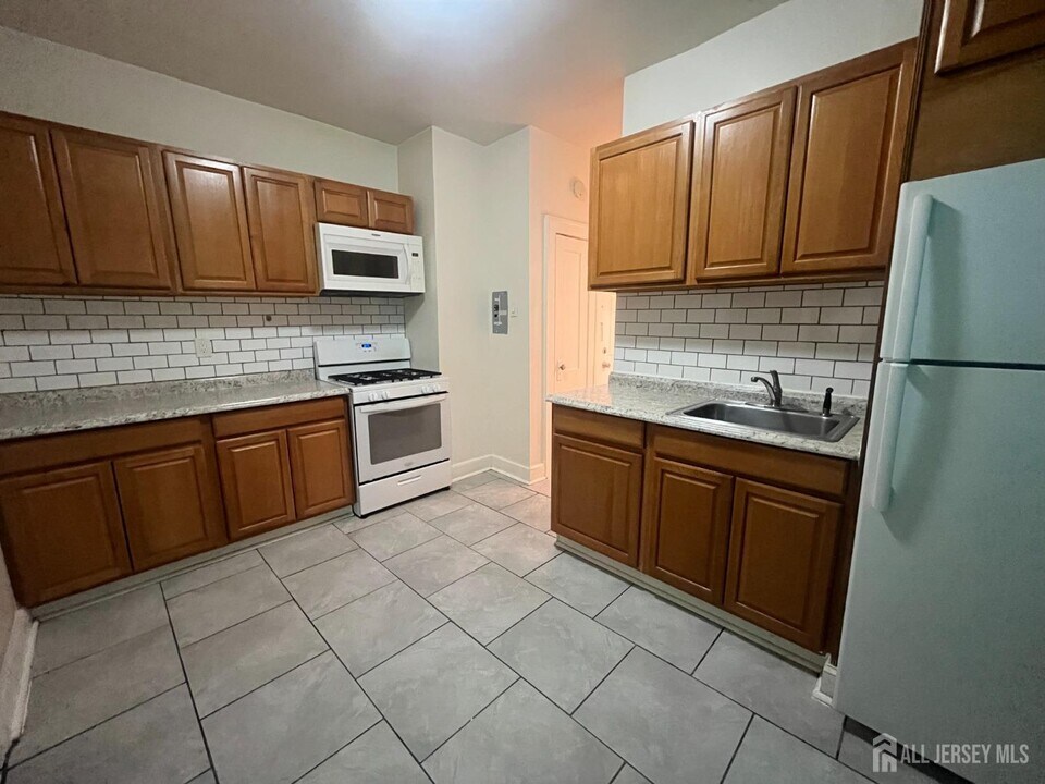 952 Jackson Ave in Elizabeth, NJ - Building Photo