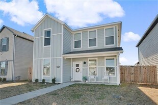 4885 W Triangle St in Fayetteville, AR - Building Photo