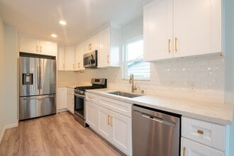 5914 Baja Dr in San Diego, CA - Building Photo - Building Photo