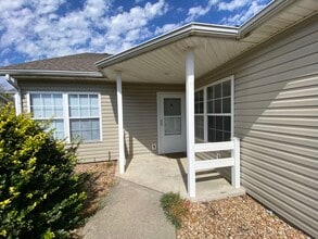 2127 Highridge Dr, Unit A in Pleasant Hill, MO - Foto de edificio - Building Photo