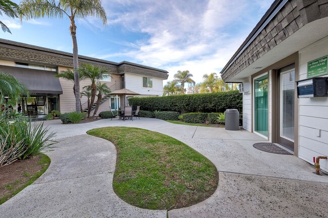 The Village at La Mesa in La Mesa, CA - Foto de edificio - Building Photo