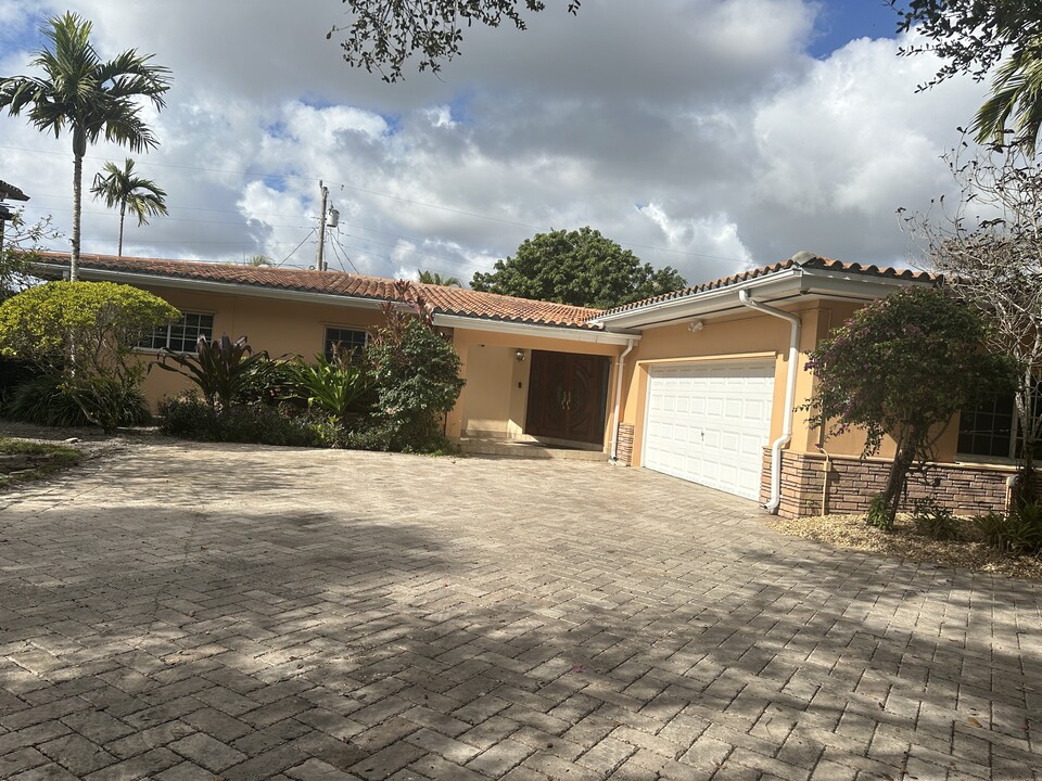 2200 Country Club Prado in Coral Gables, FL - Building Photo