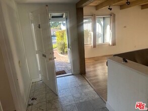 5832 S Sherbourne Dr in Los Angeles, CA - Building Photo - Building Photo