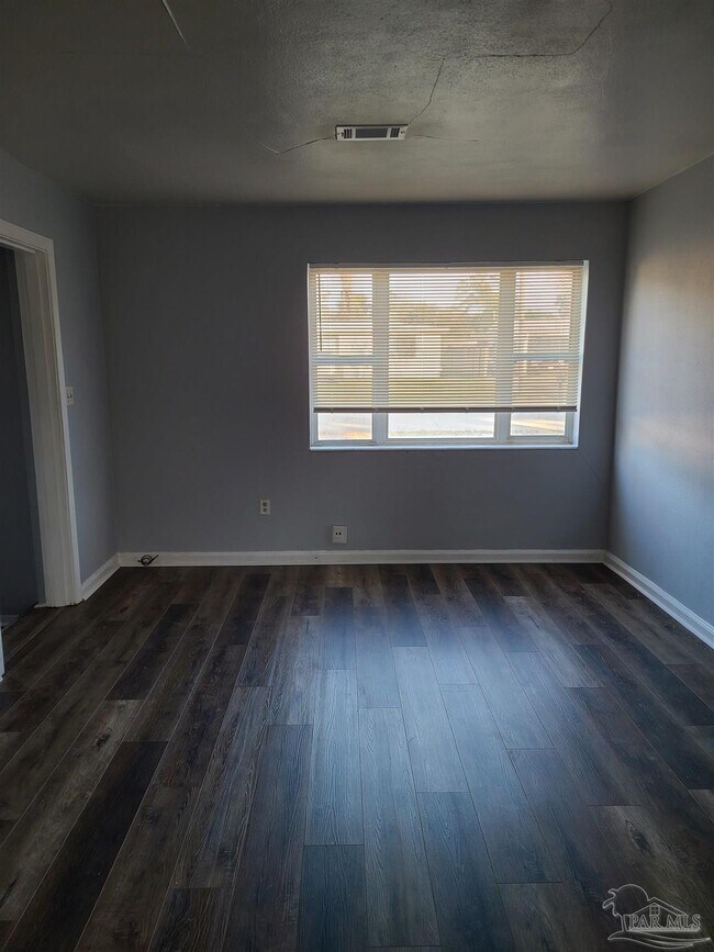 5549 Mayfair Dr in Pensacola, FL - Building Photo - Building Photo