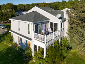 1-12 Vista Dr in Manorville, NY - Foto de edificio - Building Photo