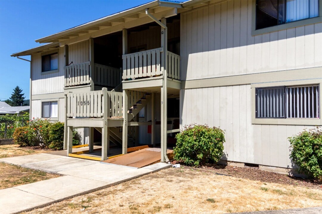 1051 E Central Ave in Sutherlin, OR - Building Photo