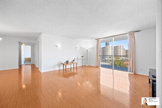 137 Golden Isles Dr in Hallandale Beach, FL - Building Photo - Building Photo