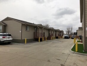 1411 E Sioux Ave, Unit Apt H in Pierre, SD - Foto de edificio - Building Photo