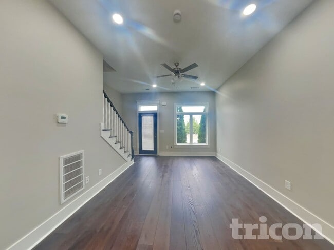 6813 Charlotte Pike in Nashville, TN - Foto de edificio - Building Photo