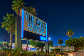 Falls at Clear Lake Apartments in Webster, TX - Foto de edificio - Building Photo