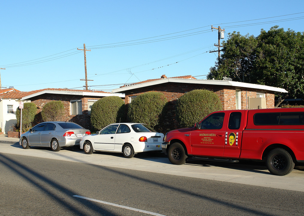 1338 W Balboa Blvd in Newport Beach, CA - Building Photo