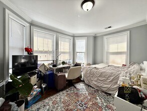 8 Nira Ave, Unit 2 in Boston, MA - Foto de edificio - Building Photo