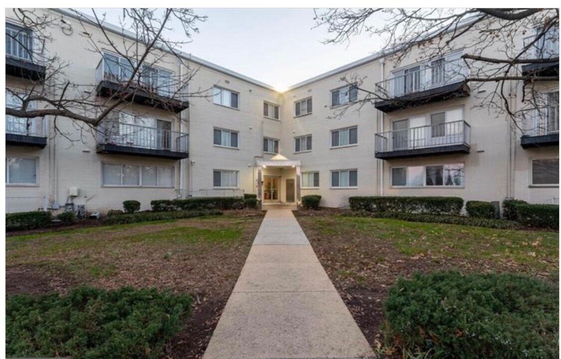 1001 Chillum Rd in Hyattsville, MD - Building Photo