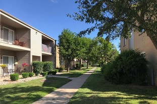 Sunnymede Apartments - Troy, MI in Troy, MI - Building Photo
