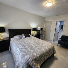875 Westward Dr in Miami Springs, FL - Building Photo - Building Photo