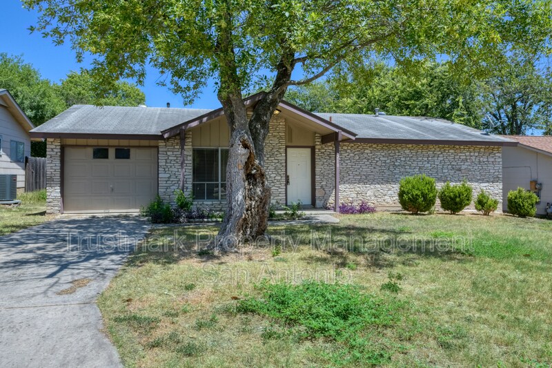 210 Lost Forest St in San Antonio, TX - Building Photo