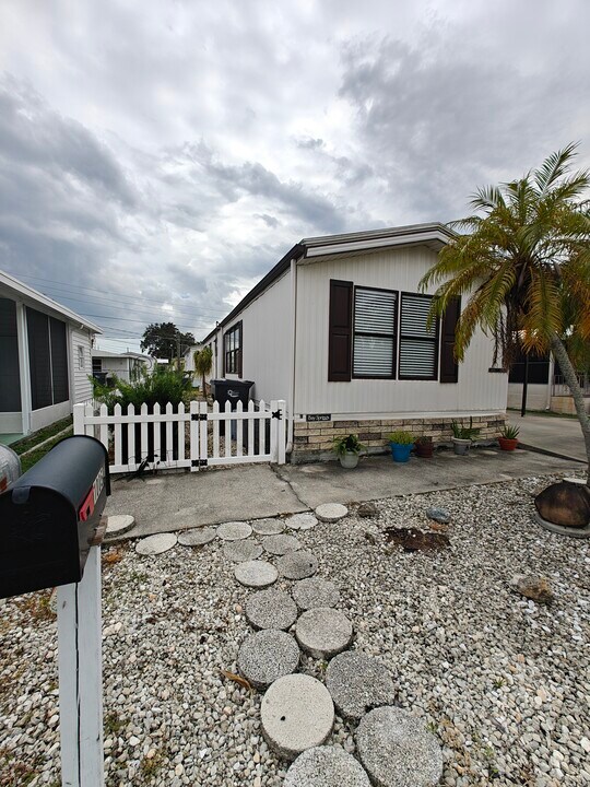 1002 51st Avenue Plaza W in Bradenton, FL - Building Photo